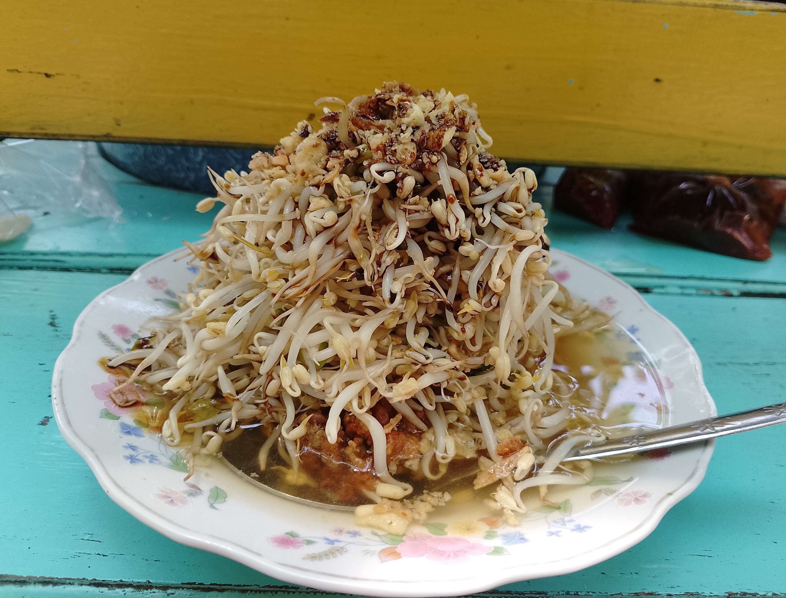 Kuliner Malam di Jalan Pemuda Surabaya: Rawon, Lontong Balap, dan Es Duren